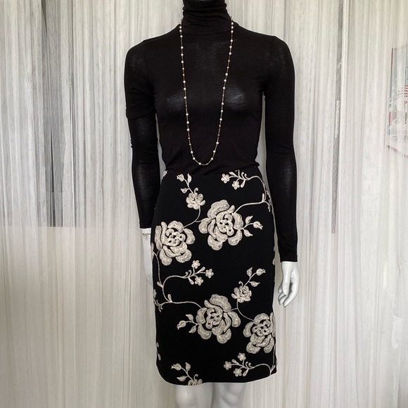 Eci black pencil skirt, cream flowers embroidered - Picture 3 of 16
